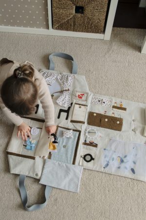 Mala em Formato Casa para as Bonecas