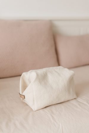 Necessaire com formato de alça na lateral