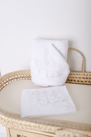 Toalha de Banho com Carapuço Personalizado — Desenho Infantil Bordado